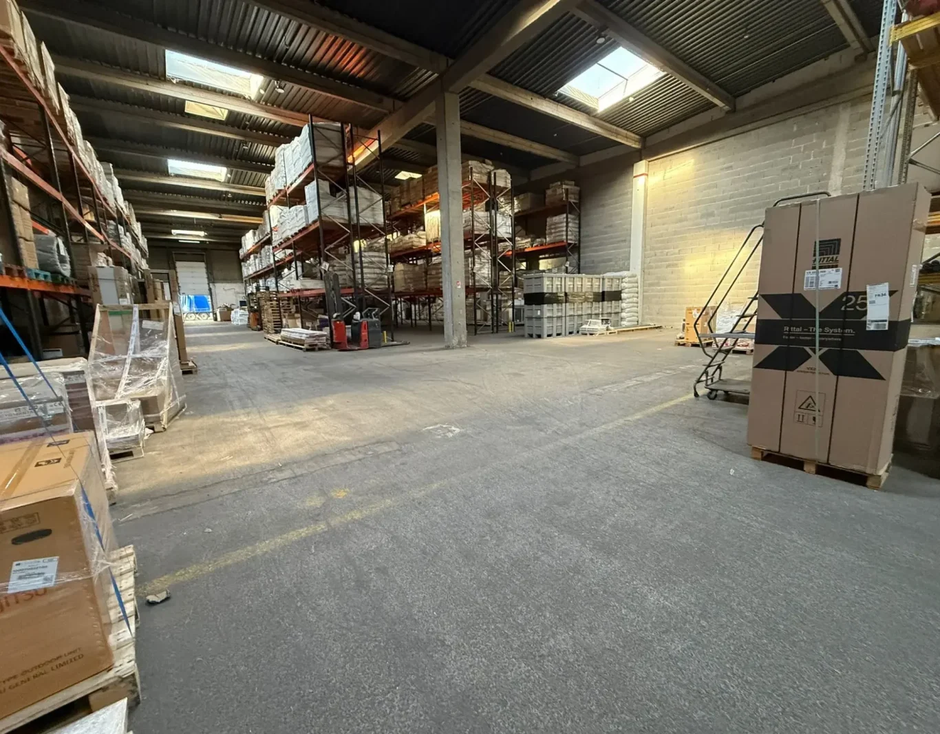 Stockage de cartons RDT Transport “Zone de préparation logistique à Arnas dans la région Rhône-Alpes”