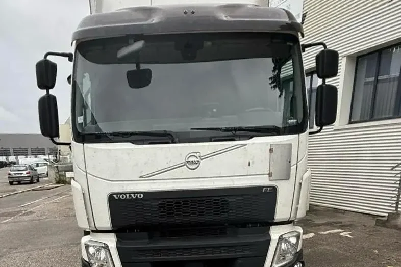 Camion RDT Transport Camion stationné devant le bâtiment principal RDT Transport à Arnas.