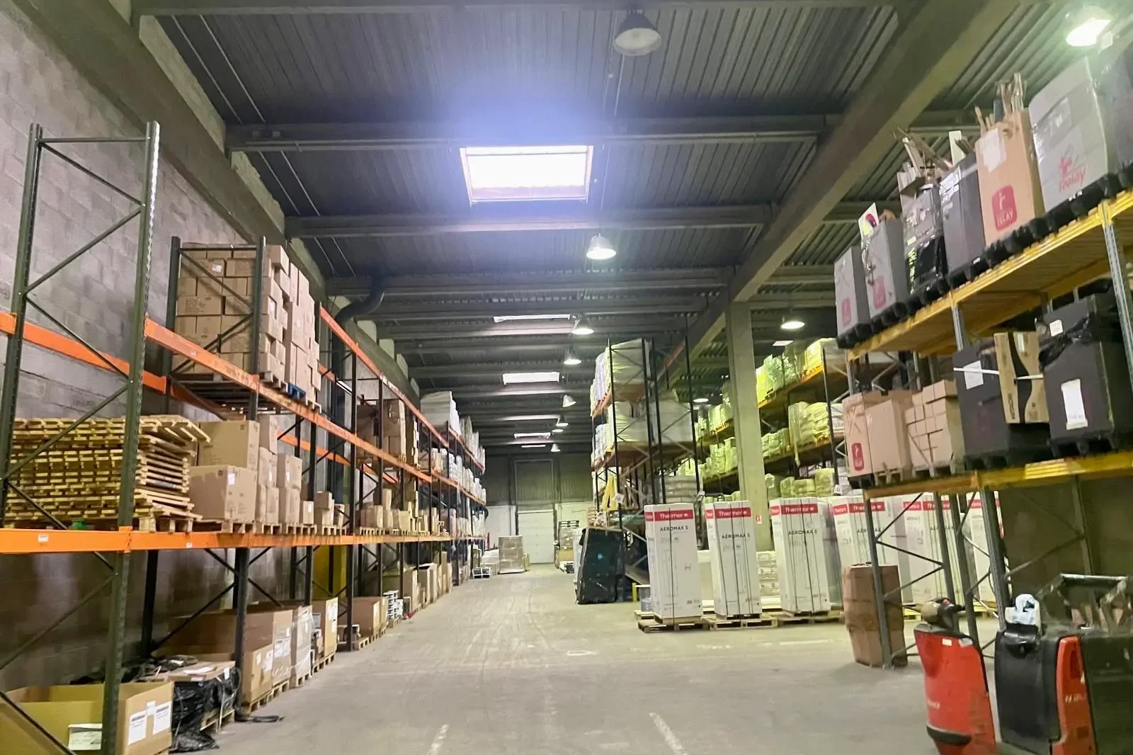 Zone de stockage RDT Transport Grande zone d’entreposage pour les marchandises et palettes.