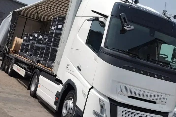 Camion RDT Transport Chargement de palettes dans un camion RDT Transport utilisé pour les livraisons.
